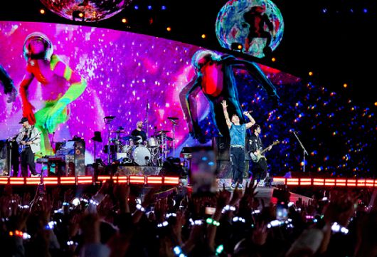 밴드 콜드플레이(크리스 마틴, 존 버클랜드, 윌 챔피언, 가이 베리맨)가 16일 오후 경기 고양시 고양종합운동장에서 진행된 내한 공연 'Coldplay [Music Of The Spheres World Tour]'에서 무대를 펼치고 있다 [사진=라이브네이션코리아]