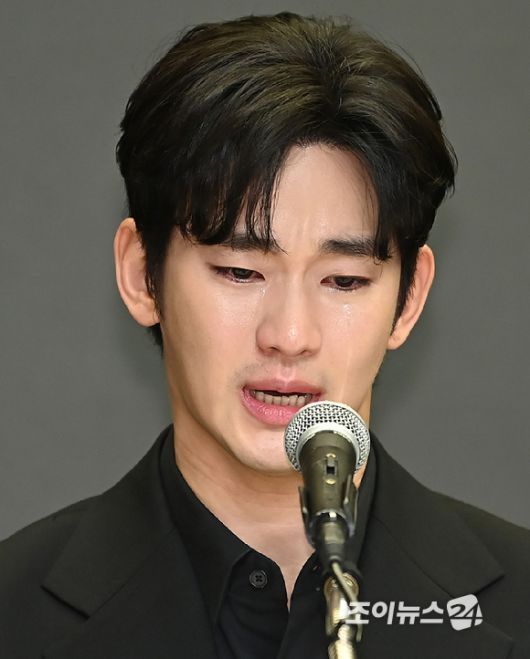 배우 김수현이 31일 오후 서울 마포구 상암동 스탠포드호텔 서울에서 기자회견을 하고 있다. [사진=정소희 기자]