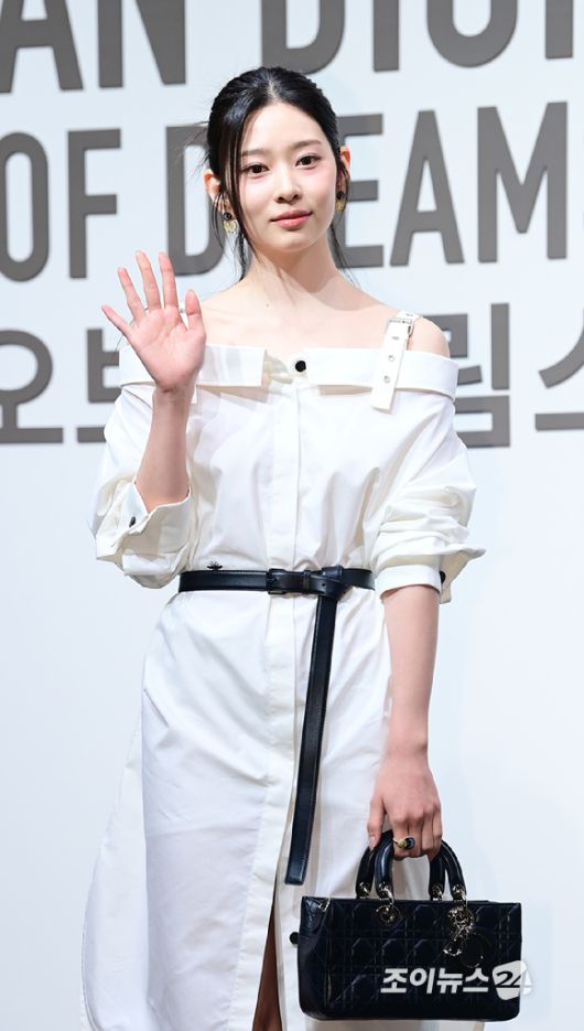 배우 김민주가 18일 오후 서울 동대문구 DDP 아트홀에서 진행된 디올 'DESIGNER OF DREAMS' 전시회 개최 기념 포토월 행사에 참석하고 있다. [사진=정소희 기자]