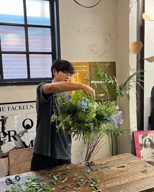 송중기가 플로리스트 수업을 받고 있다. [사진=플로리스트 SNS]