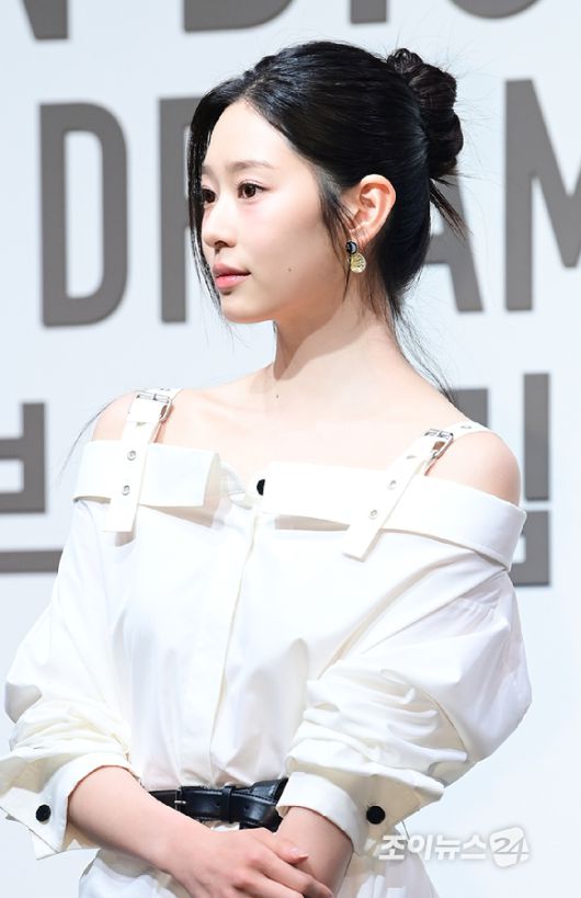 배우 김민주가 18일 오후 서울 동대문구 DDP 아트홀에서 진행된 디올 'DESIGNER OF DREAMS' 전시회 개최 기념 포토월 행사에 참석하고 있다. [사진=정소희 기자]