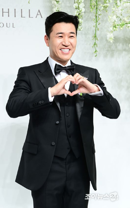 코요태 김종민이 20일 오후 서울 중구 장충동 신라호텔 영빈관에서 11살 연하 예비 신부와 결혼식을 앞두고 포토타임을 갖고 있다. [사진=정소희 기자]