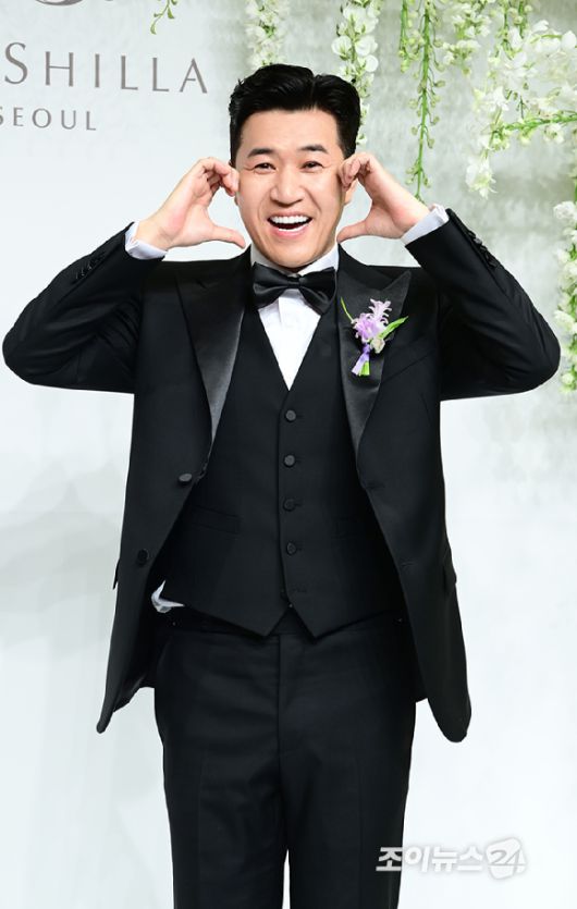 코요태 김종민이 20일 오후 서울 중구 장충동 신라호텔 영빈관에서 11살 연하 예비 신부와 결혼식을 앞두고 포토타임을 갖고 있다. [사진=정소희 기자]