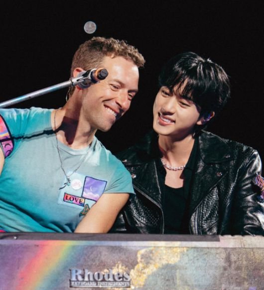 19일 경기 고양시 고양종합운동장에서 진행된 콜드플레이 내한 공연 'Coldplay [Music Of The Spheres World Tour]'에서 크리스 마틴과 방탄소년단 진이 합동 공연을 펼치고 있다. [사진=BTS 진 SNS]