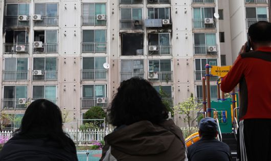 21일 서울 관악구 봉천동 한 아파트에서 불이 나 주민들이 현장을 바라보고 있다. [사진=연합뉴스]
