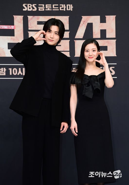 배우 박형식과 홍화연이 21일 오후 서울 양천구 목동 SBS에서 열린 SBS 새 금토드라마 '보물섬' 제작발표회에 참석 하고 있다. [사진=정소희 기자]