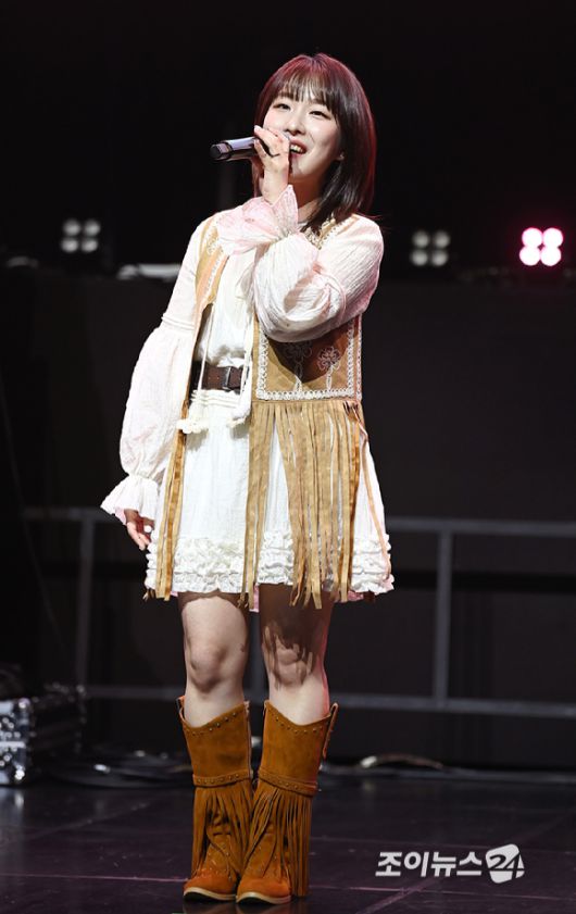 가수 치즈(멤버 달총)가 24일 오후 서울 서대문구 신촌 예스24 원더로크홀에서 열린 정규 2집 '잇 저스트 해픈드'(It just happened) 발매 기념 쇼케이스에서 무대를 선보이고 있다. [사진=곽영래 기자]