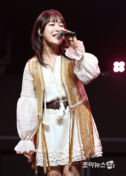 가수 치즈(멤버 달총)가 24일 오후 서울 서대문구 신촌 예스24 원더로크홀에서 열린 정규 2집 '잇 저스트 해픈드'(It just happened) 발매 기념 쇼케이스에서 무대를 선보이고 있다. [사진=곽영래 기자]