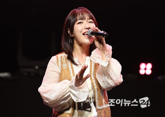 가수 치즈(멤버 달총)가 24일 오후 서울 서대문구 신촌 예스24 원더로크홀에서 열린 정규 2집 '잇 저스트 해픈드'(It just happened) 발매 기념 쇼케이스에서 무대를 선보이고 있다. [사진=곽영래 기자]