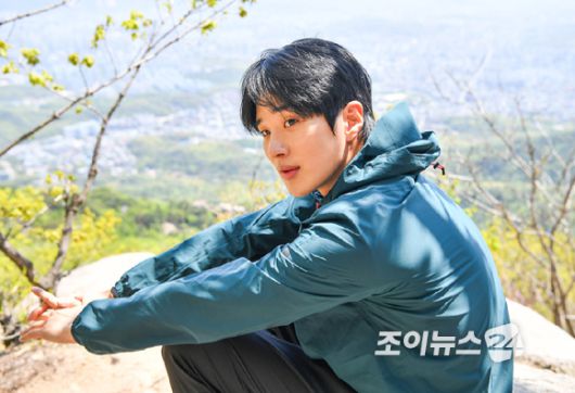 산악인 오은선 대장과 함께하는 '제11회 희망찾기 등산·트레킹 교실' 개막식이 26일 서울 북한산국립공원 우이분소 인근 백운천 휴게공간에서 열렸다. 배우 유현우가 포즈를 취하고 있다. [사진=곽영래 기자]