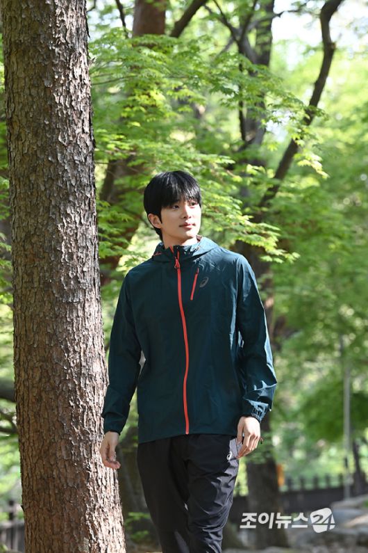 배우 유현우가 26일 서울 북한산국립공원 우이분소 인근 백운천 휴게공간에서 열린 산악인 오은선 대장과 함께하는 '제11회 희망찾기 등산·트레킹 교실' 개막식에 참석하고 있다. [사진=곽영래 기자]