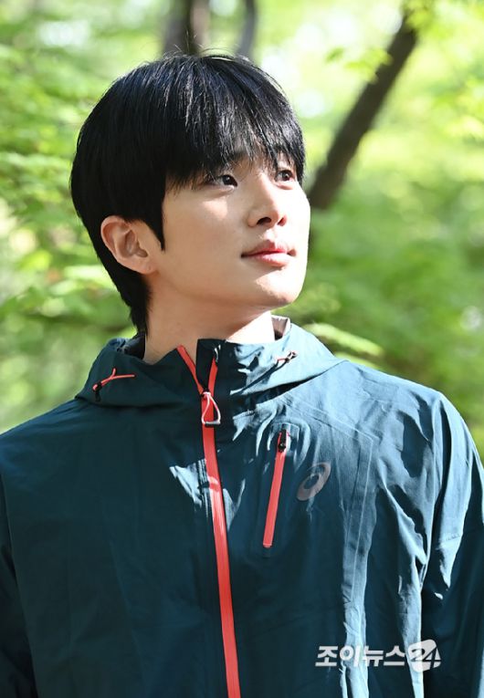 배우 유현우가 26일 서울 북한산국립공원 우이분소 인근 백운천 휴게공간에서 열린 산악인 오은선 대장과 함께하는 '제11회 희망찾기 등산·트레킹 교실' 개막식에 참석하고 있다. [사진=곽영래 기자]