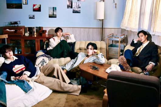 그룹 하이라이트(윤두준 양요섭 이기광 손동운)가 28일 여섯 번째 미니앨범 '프롬 리얼 투 서리얼) 발매 기념 기자간담회에서 포즈를 취하고 있다. [사진=어라운드어스]