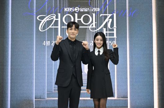 KBS 새 저녁연속극 '여왕의 집' 제작발표회에 참석한 배우 박윤재 이가령 [사진=KBS ]