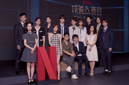 정종연PD, 이세돌, 규현, 강지영, 윤소희, 세븐하이, 이승현, 정현규, 최현준, 츄, 김하린, 박상연, 손은유, 티노가 29일 서울 마포구 호텔 나루에서 열린 넷플릭스 예능 '데블스 플랜: 데스룸' 제작발표회에서 포즈를 취하고 있다. [사진=넷플릭스]