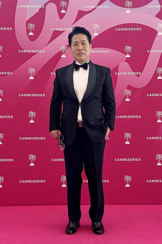 최종남이 칸 페스티벌 대극장(Palais des Festivals)에서 진행된 칸 시리즈 핑크카펫 섹션에 참가해 포토타임을 갖고 있다. [사진=코탑미디어, 다홍엔터테인먼트]