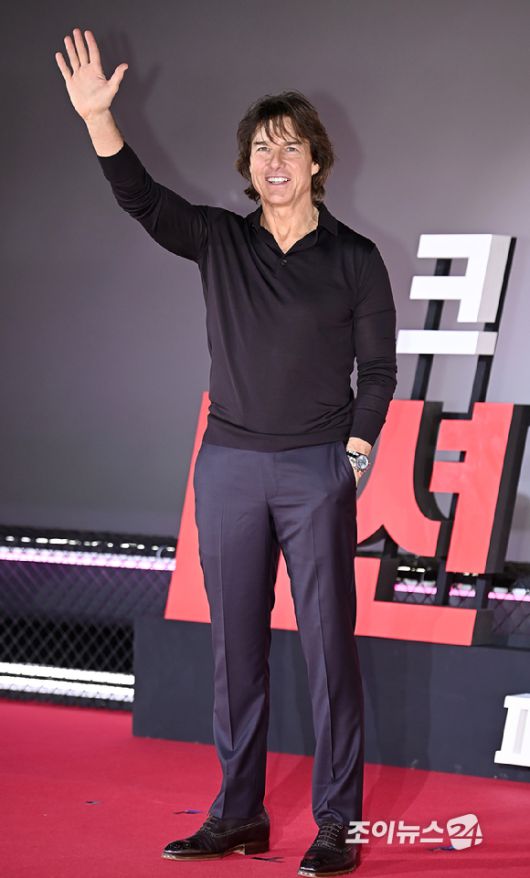 할리우드 배우 톰 크루즈가 8일 서울 잠실 롯데시네마 월드타워에서 열린 영화 '미션 임파서블: 파이널 레코닝' 내한 프레스컨퍼런스에서 포토타임을 갖고 있다. [사진=곽영래 기자]