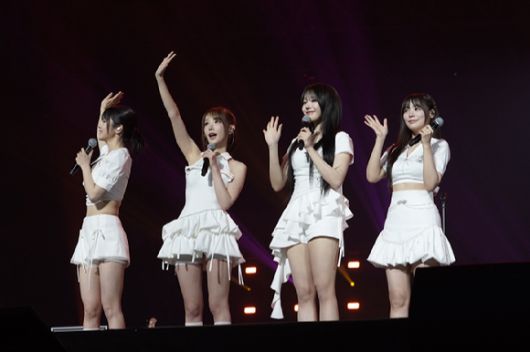 그룹 QWER이 지난 11일 일본 지바현 마쿠하리 멧세에서 개최된 '케이콘 재팬 2025(KCON JAPAN 2025)' 엠카운트다운 무대에서 열띤 공연을 펼치고 있다. [사진=CJ ENM]