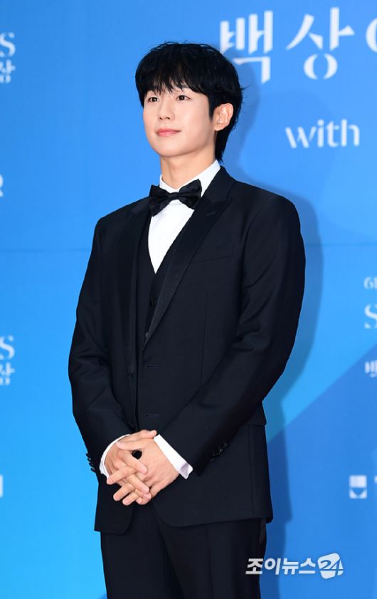 배우 정해인이 5일 오후 서울 삼성동 코엑스에서 열린 제61회 백상예술대상 시상식 레드카펫 행사에 참석하고 있다. [사진=정소희 기자]