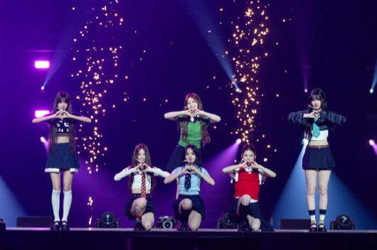 그룹 이즈나가 지난 10일 일본 지바현 마쿠하리 멧세에서 개최된 '케이콘 재팬 2025(KCON JAPAN 2025)' 엠카운트다운 무대에서 열띤 공연을 펼치고 있다. [사진=CJ ENM]