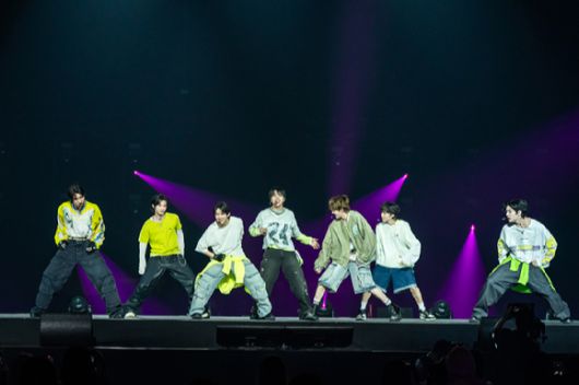 그룹 킥플립이 지난 9일 일본 지바현 마쿠하리 멧세에서 개최된 '케이콘 재팬 2025(KCON JAPAN 2025)' 엠카운트다운 무대에서 열띤 공연을 펼치고 있다. [사진=CJ ENM]