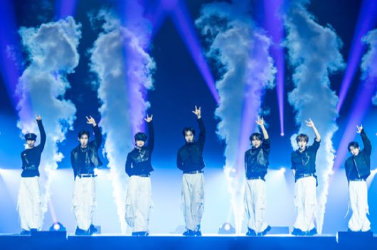 그룹 킥플립이 지난 9일 일본 지바현 마쿠하리 멧세에서 개최된 '케이콘 재팬 2025(KCON JAPAN 2025)' 엠카운트다운 무대에서 열띤 공연을 펼치고 있다. [사진=CJ ENM]