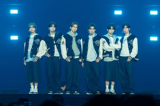 그룹 투어스가 지난 11일 일본 지바현 마쿠하리 멧세에서 개최된 '케이콘 재팬 2025(KCON JAPAN 2025)' 엠카운트다운 무대에서 열띤 공연을 펼치고 있다. [사진=CJ ENM]