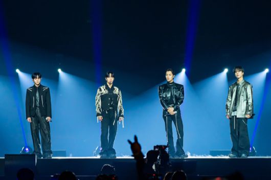 그룹 하이라이트가 지난 11일 일본 지바현 마쿠하리 멧세에서 개최된 '케이콘 재팬 2025(KCON JAPAN 2025)' 엠카운트다운 무대에서 열띤 공연을 펼치고 있다. [사진=CJ ENM]