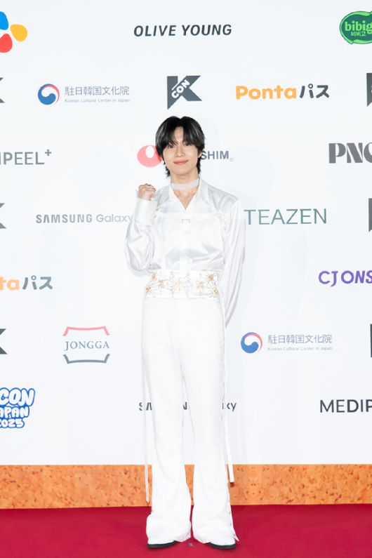 그룹 샤이니 태민이 지난 10일 일본 지바현 마쿠하리 멧세에서 개최된 '케이콘 재팬 2025(KCON JAPAN 2025)' 레드카펫 행사에서 포즈를 취하고 있다. [사진=CJ ENM]