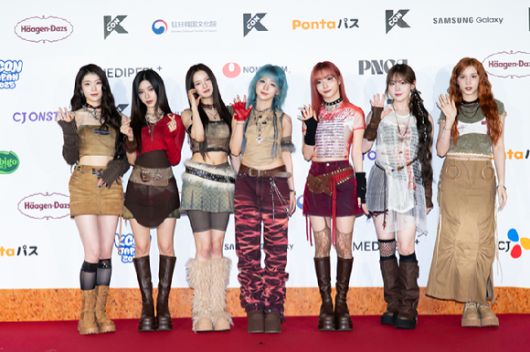 그룹 케플러가 지난 10일 일본 지바현 마쿠하리 멧세에서 개최된 '케이콘 재팬 2025(KCON JAPAN 2025)' 레드카펫 행사에서 포즈를 취하고 있다. [사진=CJ ENM]