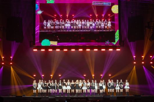 그룹 트리플에스가 지난 9일 일본 지바현 마쿠하리 멧세에서 개최된 '케이콘 재팬 2025(KCON JAPAN 2025)' 엠카운트다운 무대에서 열띤 공연을 펼치고 있다. [사진=CJ ENM]