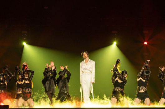 그룹 샤이니 태민이 지난 10일 일본 지바현 마쿠하리 멧세에서 개최된 '케이콘 재팬 2025(KCON JAPAN 2025)' 엠카운트다운 무대에서 열띤 공연을 펼치고 있다. [사진=CJ ENM]