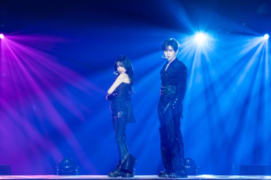 가수 조유리 그룹 제로베이스원 장하오가 지난 9일 일본 지바현 마쿠하리 멧세에서 개최된 '케이콘 재팬 2025(KCON JAPAN 2025)' 엠카운트다운 무대에서 열띤 공연을 펼치고 있다. [사진=CJ ENM]