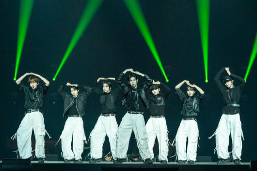 그룹 킥플립이 지난 9일 일본 지바현 마쿠하리 멧세에서 개최된 '케이콘 재팬 2025(KCON JAPAN 2025)' 엠카운트다운 무대에서 열띤 공연을 펼치고 있다. [사진=CJ ENM]