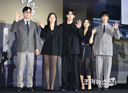 배우 박병은, 엄지원, 정가람, 조보아, 이재욱이 13일 서울 신도림 라마다 호텔에서 열린 넷플릭스 시리즈 '탄금' 제작발표회에서 포토타임을 갖고 있다. [사진=곽영래 기자]