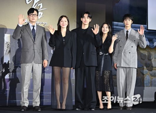 배우 박병은, 엄지원, 정가람, 조보아, 이재욱이 13일 서울 신도림 라마다 호텔에서 열린 넷플릭스 시리즈 '탄금' 제작발표회에서 포토타임을 갖고 있다. [사진=곽영래 기자]