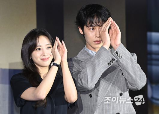 배우 조보아, 이재욱이 13일 서울 신도림 라마다 호텔에서 열린 넷플릭스 시리즈 '탄금' 제작발표회에서 포토타임을 갖고 있다. [사진=곽영래 기자]