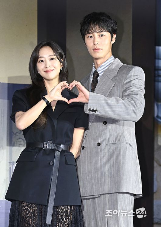 배우 조보아, 이재욱이 13일 서울 신도림 라마다 호텔에서 열린 넷플릭스 시리즈 '탄금' 제작발표회에서 포토타임을 갖고 있다. [사진=곽영래 기자]