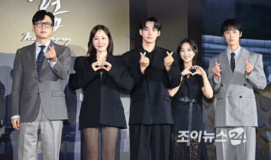 배우 박병은, 엄지원, 정가람, 조보아, 이재욱이 13일 서울 신도림 라마다 호텔에서 열린 넷플릭스 시리즈 '탄금' 제작발표회에서 포토타임을 갖고 있다. [사진=곽영래 기자]