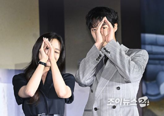 배우 조보아, 이재욱이 13일 서울 신도림 라마다 호텔에서 열린 넷플릭스 시리즈 '탄금' 제작발표회에서 포토타임을 갖고 있다. [사진=곽영래 기자]