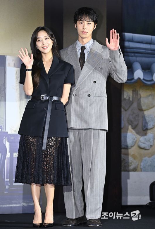 배우 조보아, 이재욱이 13일 서울 신도림 라마다 호텔에서 열린 넷플릭스 시리즈 '탄금' 제작발표회에서 포토타임을 갖고 있다. [사진=곽영래 기자]