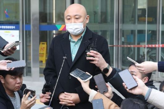 지난해 2월 1일 웹툰 작가 주호민이 경기도 수원시 영통구 수원지방법원에서 열린 주 씨의 아들을 정서적으로 학대한 혐의로 기소된 특수교사 A씨 1심 선고 공판이 끝난 후 취재진 질문에 답하고 있다. [사진=연합뉴스]