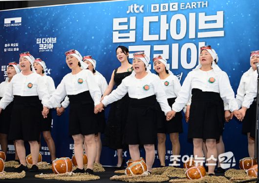 배우 송지효가 15일 오후 서울 마포구 상암동 스탠포드 호텔에서 열린 JTBC 새 프로그램 '딥 다이브 코리아: 송지효의 해녀 모험' 제작발표회에 참석해 '하도 해녀 합창단'과 함께 특별 공연을 하고 있다. [사진=정소희 기자]