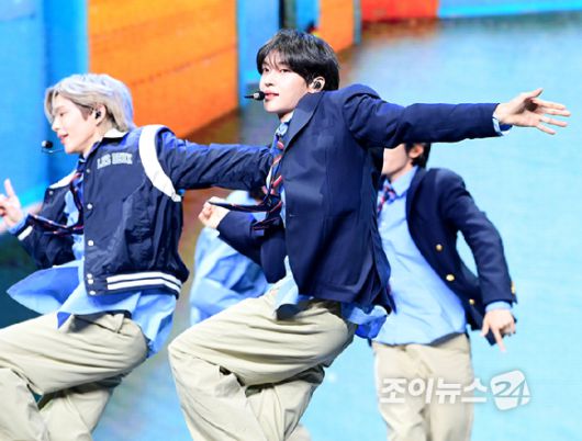 그룹 라이즈 원빈이 19일 오전 서울 용산구 블루스퀘어에서 열린 라이즈(RIIZE) 첫 정규 'ODYSSEY(오디세이)' 쇼케이스에 참석해 타이틀곡 '플라이 업' 무대를 선보이고 있다. [사진=정소희 기자]