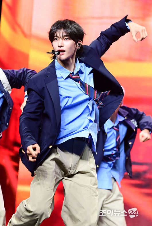 그룹 라이즈 원빈이 19일 오전 서울 용산구 블루스퀘어에서 열린 라이즈(RIIZE) 첫 정규 'ODYSSEY(오디세이)' 쇼케이스에 참석해 타이틀곡 '플라이 업' 무대를 선보이고 있다. [사진=정소희 기자]