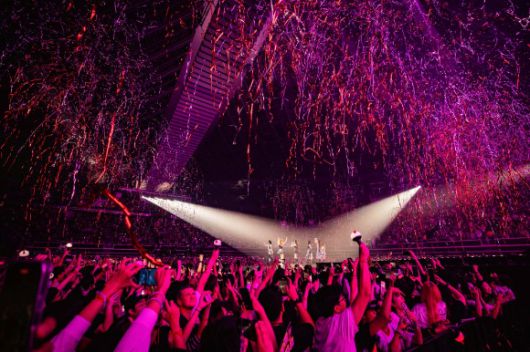 베이비몬스터가 싱가포르 인도어 스타디움에서 '2025 BABYMONSTER 1st WORLD TOUR 〈HELLO MONSTERS〉 IN SINGAPORE'를 개최, 무대를 선보이고 있다. [사진=YG엔터테인먼트]