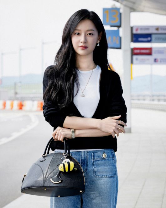 배우 김지원 공항패션 [사진=불가리]