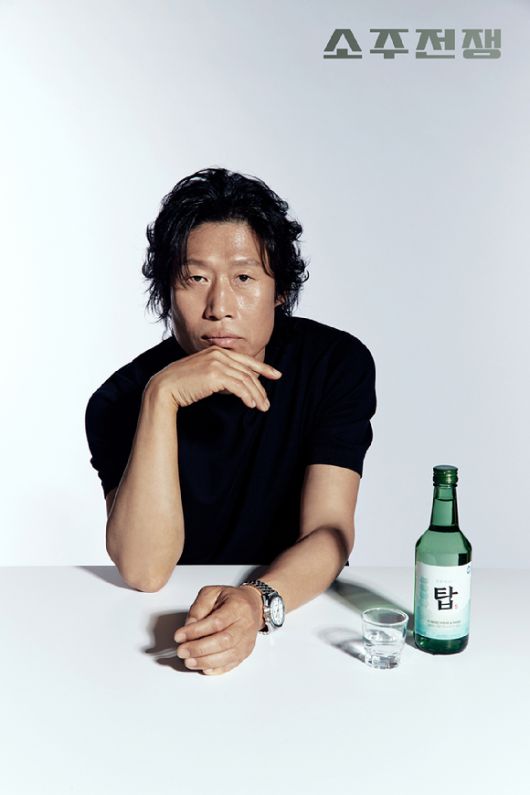 유해진이 화보 촬영에서 포즈를 취하고 있다. [사진=주)쇼박스]