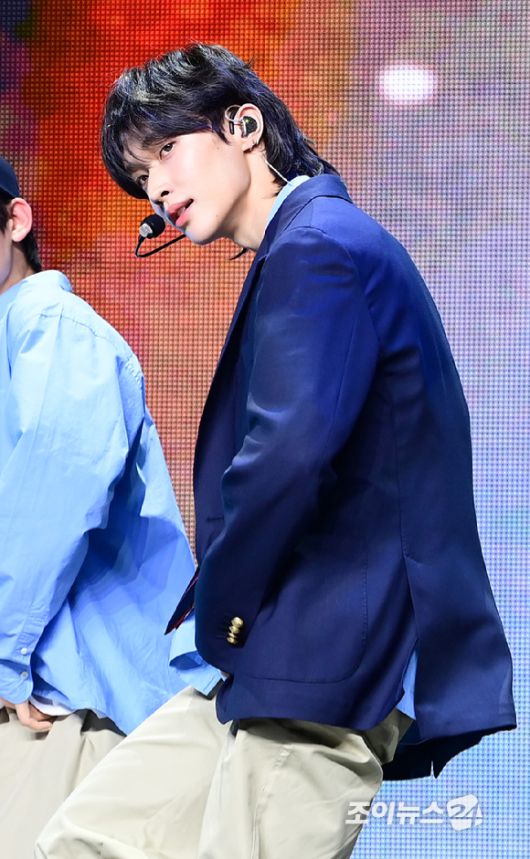 그룹 라이즈 원빈이 19일 오전 서울 용산구 블루스퀘어에서 열린 라이즈(RIIZE) 첫 정규 'ODYSSEY(오디세이)' 쇼케이스에 참석해 타이틀곡 '플라이 업' 무대를 선보이고 있다. [사진=정소희 기자]