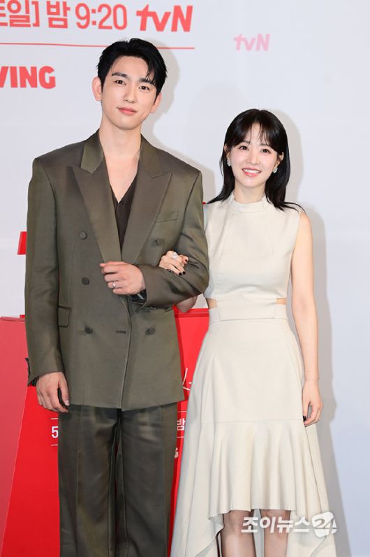 배우 박진영과 박보영이 21일 오후 서울 영등포구 CGV 영등포에서 열린 tvN '미지의 서울' 제작발표회에서 참석하고 있다.  [사진=정소희 기자]